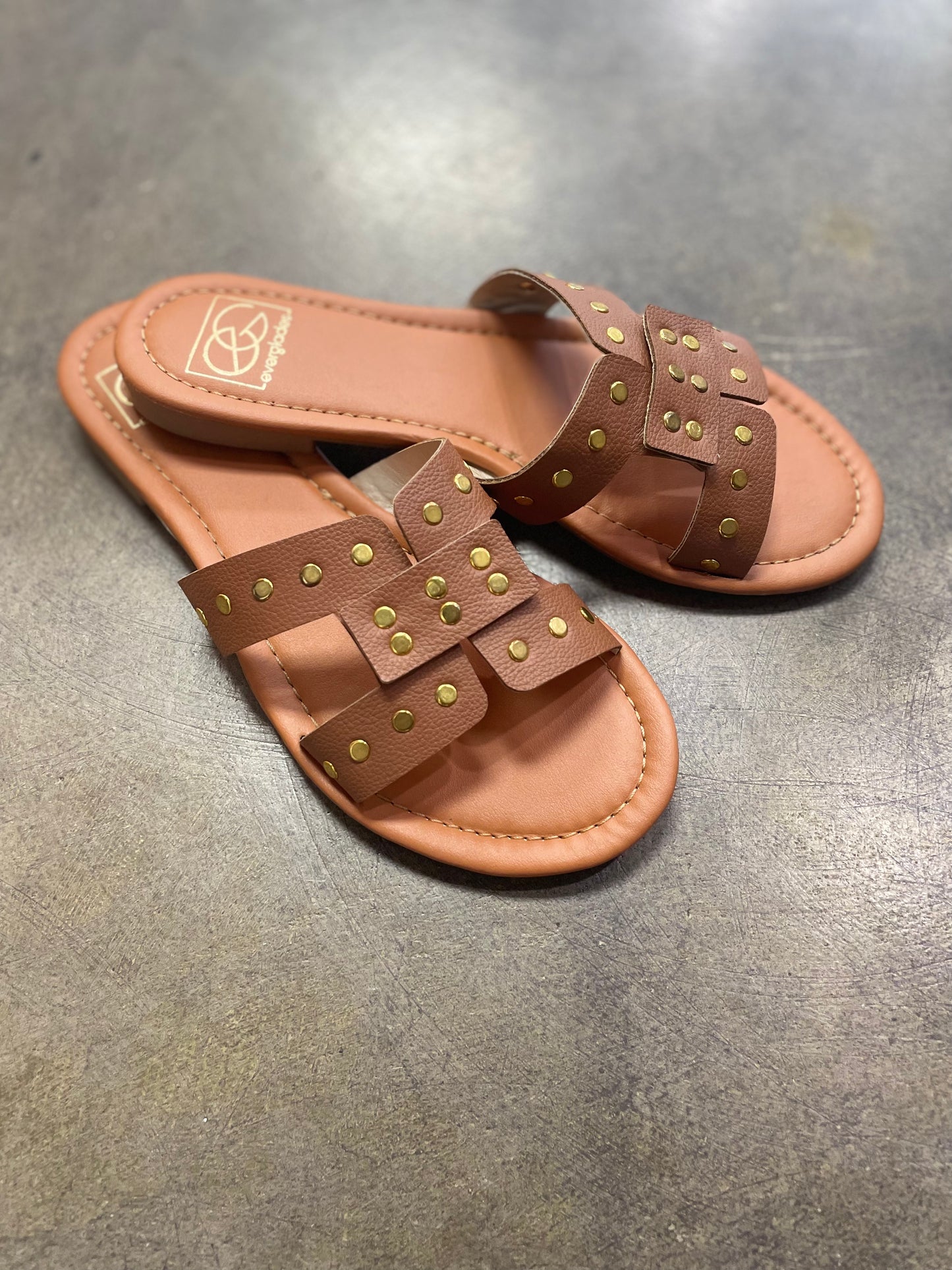 Slide sandal with rivet studs