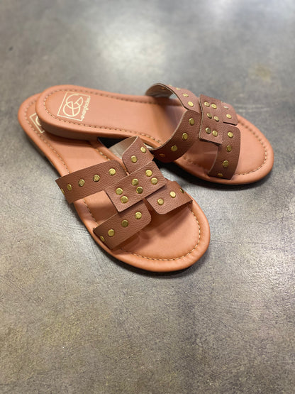Slide sandal with rivet studs